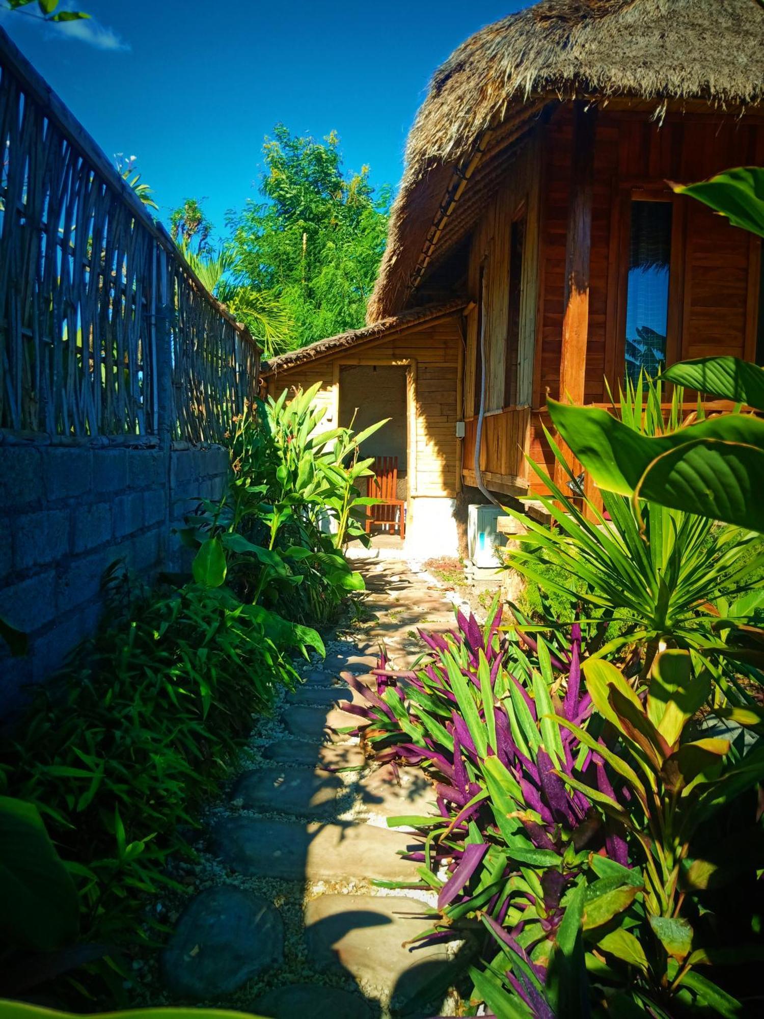 Umah Kayu 2-Menjangan Homestay Banyuwedang Zewnętrze zdjęcie